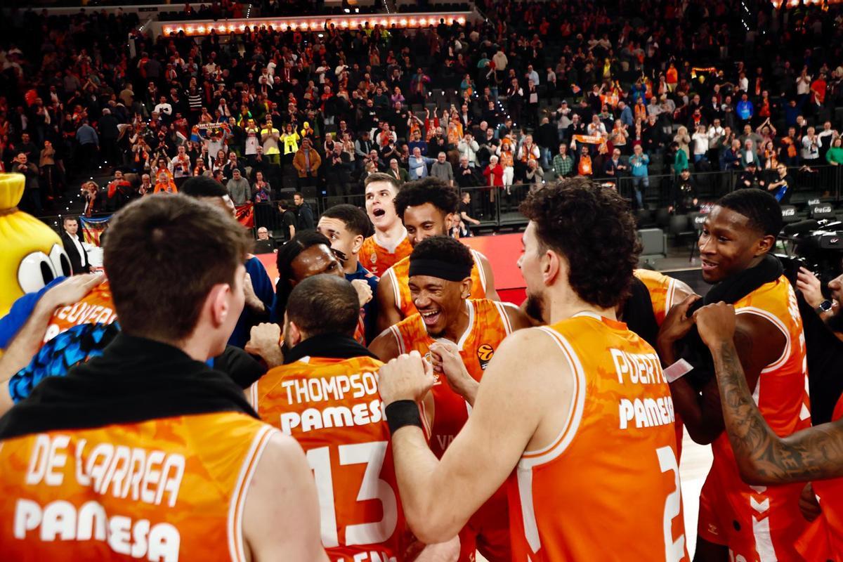 Los jugadores del Valencia Basket se felicitan tras la victoria contra Maccabi
