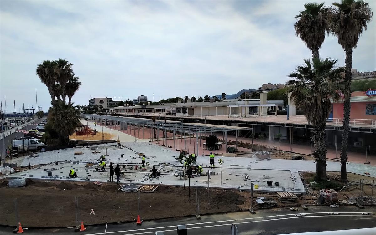 Obras en la nueva zona comercial del Port de Mataró.