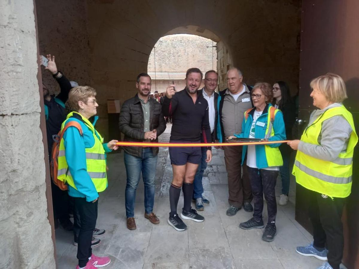 El alcalde, Pablo Ruz, con ediles y miembros del Ateneo de la Policía Local dan el pistoletazo de salida