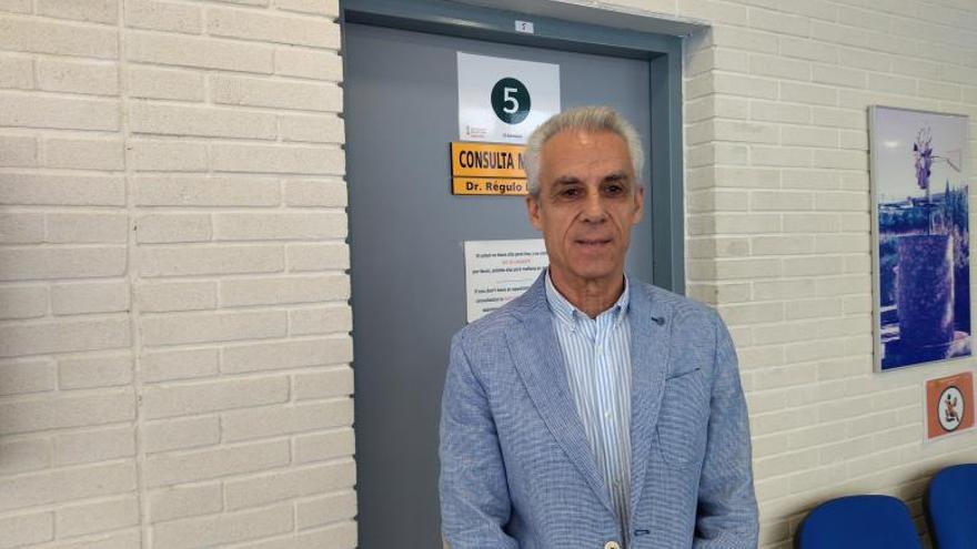 El doctor Régulo Lorente, en la puerta de su consulta. | A. P. F.