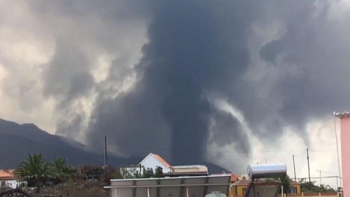 El volcán de La Palma tiene ahora tres centros de emisión de lava, dos abiertos en la base este viernes