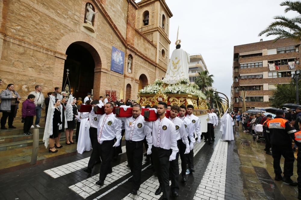 Pese a la fina lluvia que caía a primera hora de la mañana la procesión de Domingo de Resurección pudo celebrar el tradicional Encuentro en las cuatro esquinas