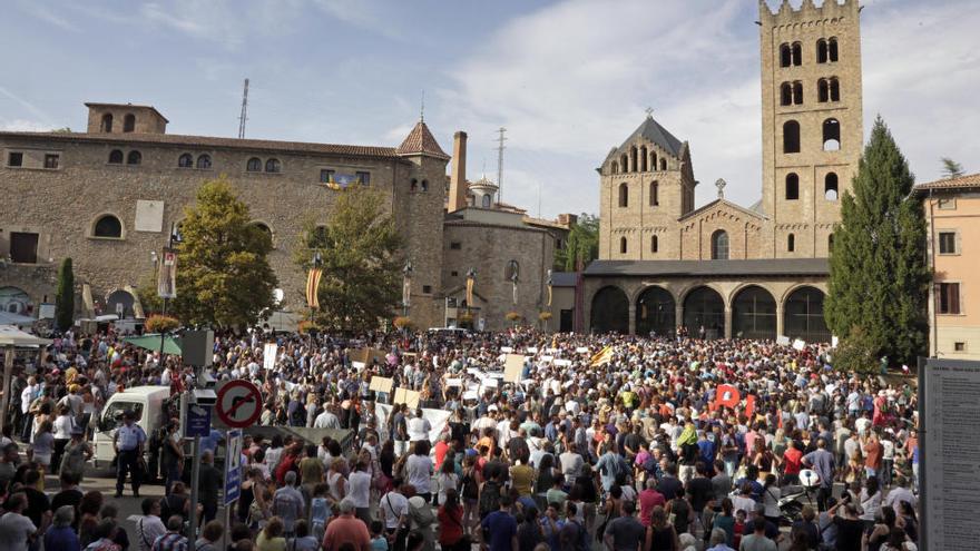 Més de 2500 persones clamen a Ripoll per la pau