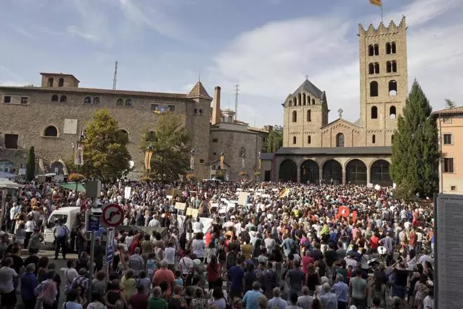 Més de 2500 persones clamen a Ripoll per la pau