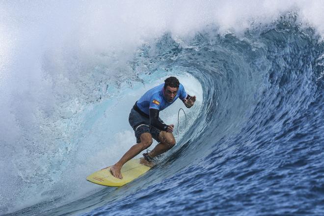 Andy Criere de España compite en Surf Shortboard masculino en los Juegos Olímpicos París 2024 en Teahupoo, Tahiti.