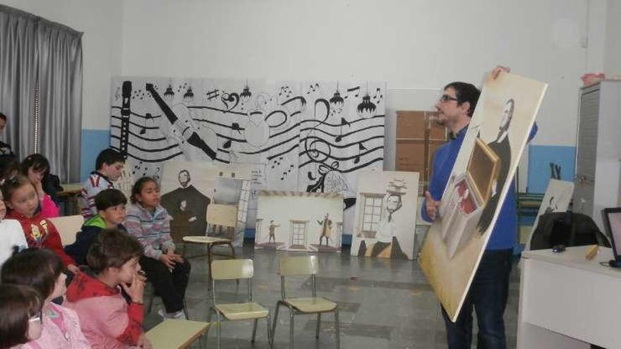 El ilustrador Goyo Rodríguez, con alumnos del colegio Benjamín Mateo.