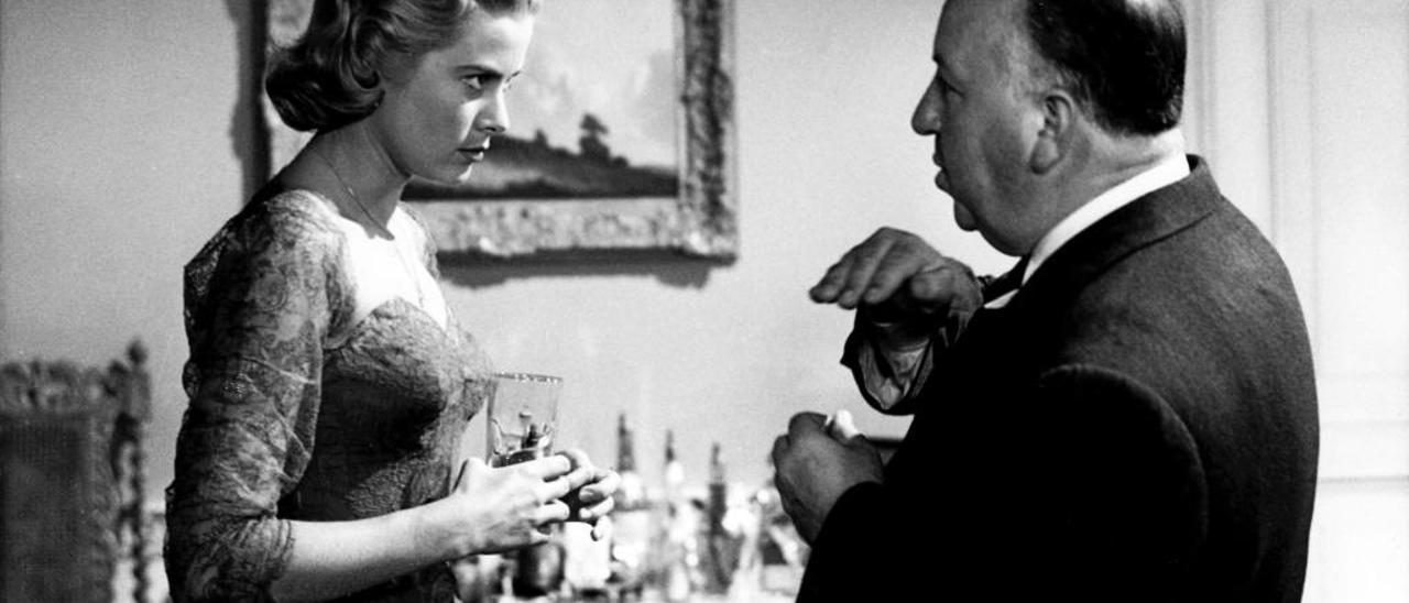 Alfred Hitchcock y Grace Kelly en una en el rodaje de «Crimen perfecto».