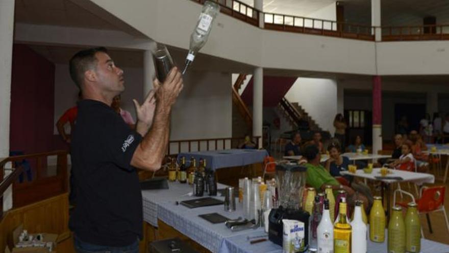 Eduardo Alonso, ayer, en la exhibición de coctelería acrobática. | adriel perdomo