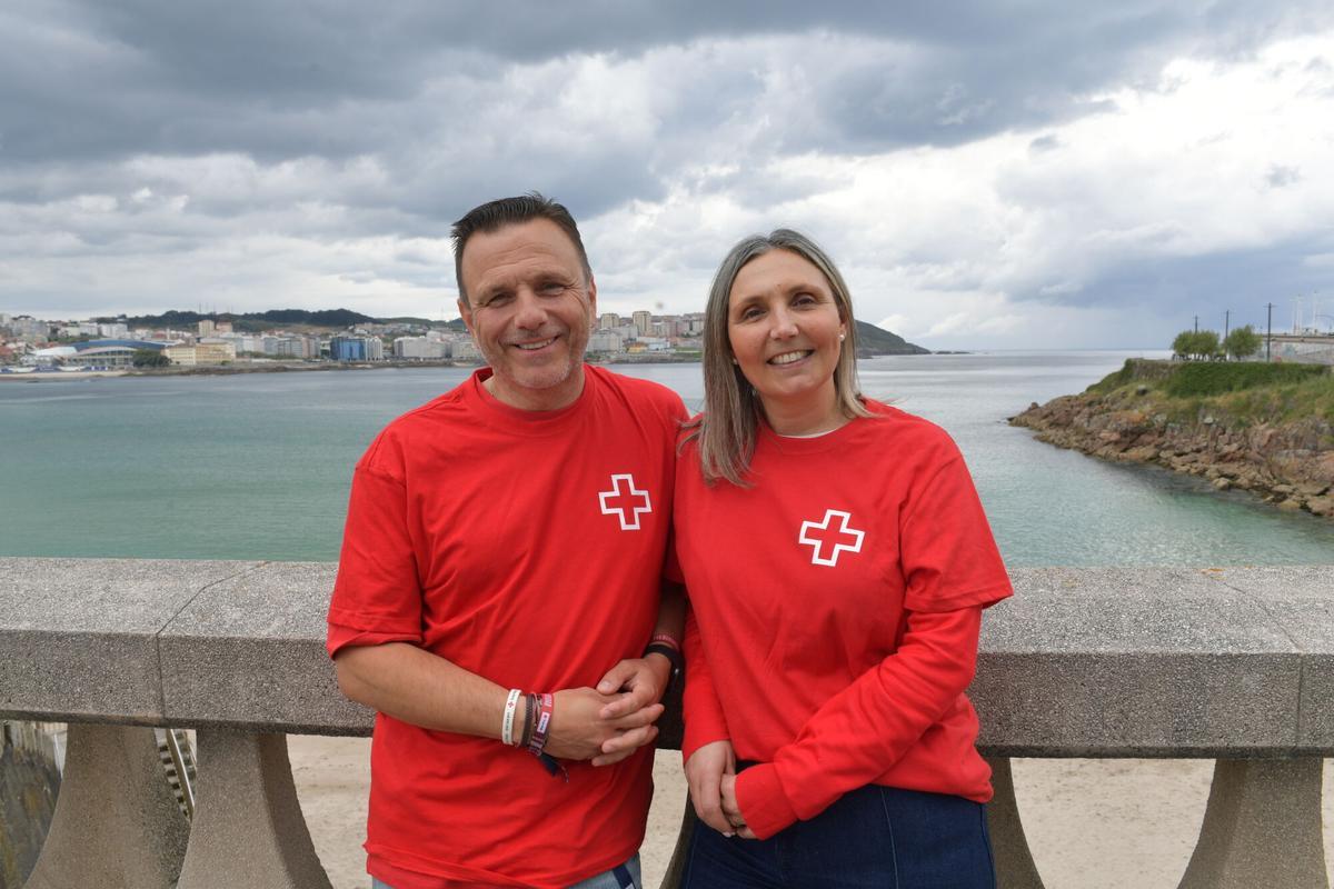 Cruz Roja humana en la playa de Matadero compuesta por delegados de la entidad