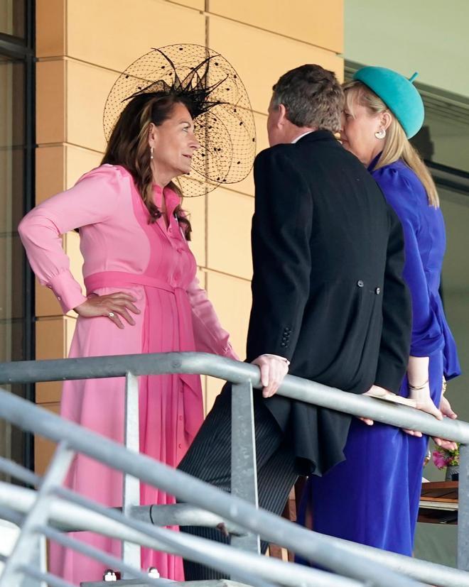 Carole Middleton, la madre de Kate Middleton, asiste a Ascot con un vestido rosa de la firma Me+Em de su hija