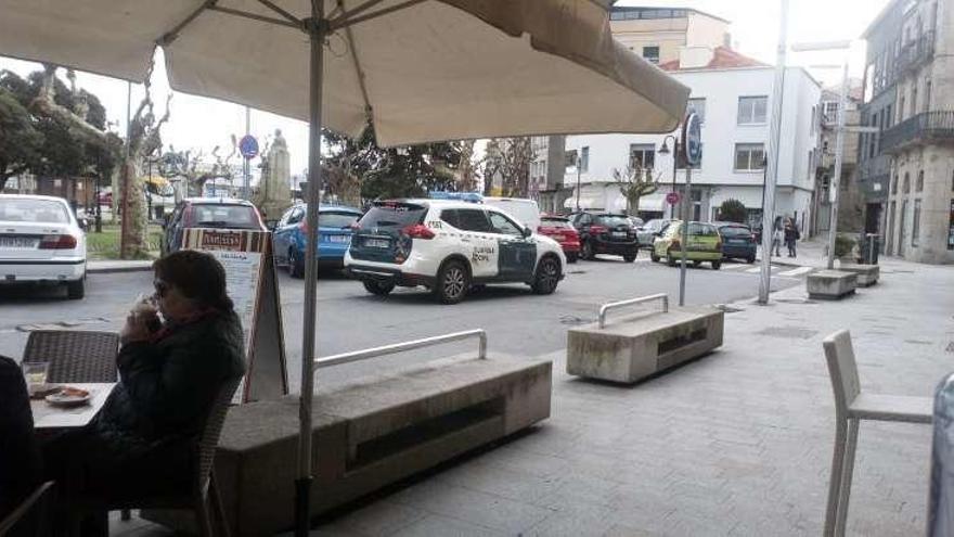 Una patrulla de la Guardia Civil por las calles de Cangas.