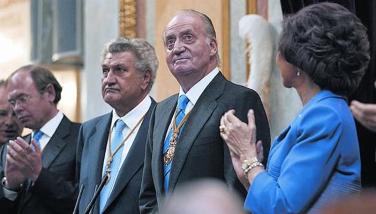 LA JORNADA 3 A la foto de l’esquerra, el monarca llegeix el seu discurs a la Cambra baixa. A dalt, Joan Carles rep emocionat els aplaudiments dels parlamentaris i surt de l’hemicicle amb la Reina i els Prínceps d’Astúries. LA JORNADA 3 A la foto de l’esquerra, el monarca llegeix el seu discurs a la Cambra baixa. A dalt, Joan Carles rep emocionat els aplaudiments dels parlamentaris i surt de l’hemicicle amb la Reina i els Prínceps d’Astúries.