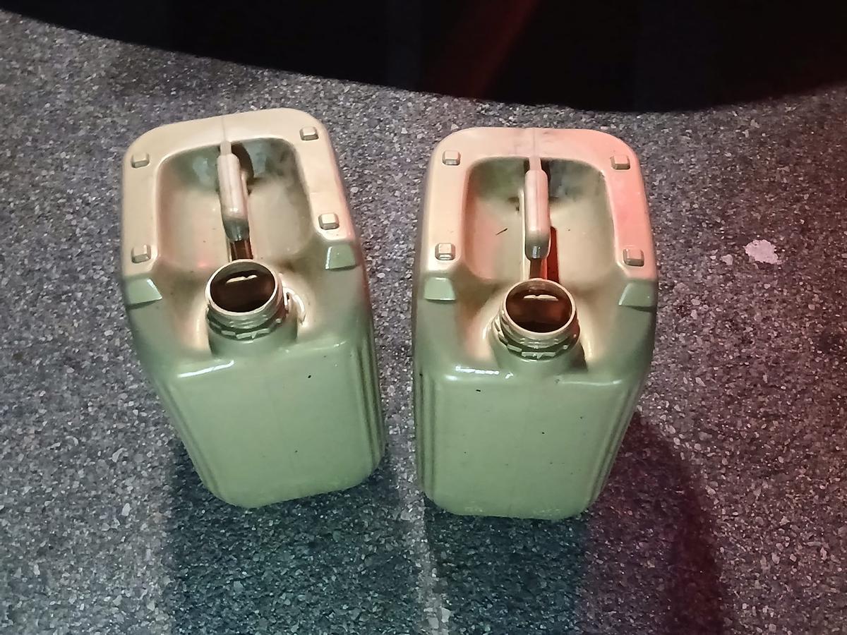 Dues garrafes plenes de combustible robat en un dels camions.