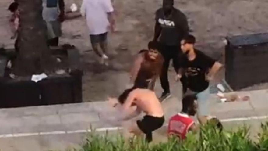 Captura del vídeo de la pelea en la zona de s’Arenal. | D.I.