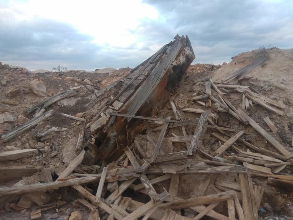 Restos de barcazas, yesos y escombros se escampan sobre una superficie de más de diez mil metros cuadrados en un vertido que los actuales gestores de las salinas achacan a la renovación tecnológica de