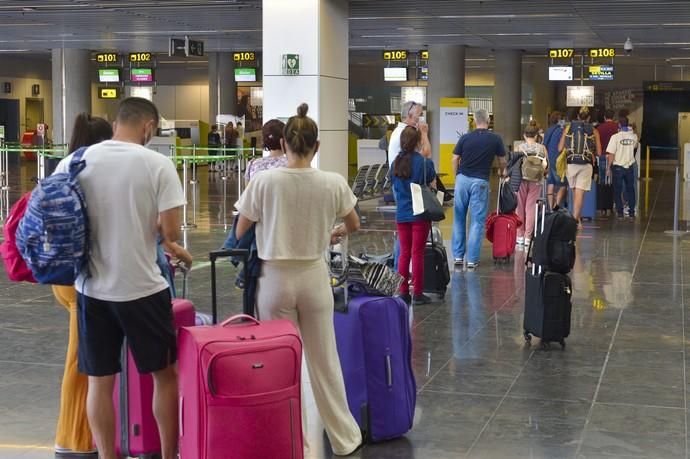 21-06-20 TELDE. Salidas del aeropuerto en el primer día de nueva normalidad. Fotógrafo: ANDRES CRUZ  | 21/06/2020 | Fotógrafo: Andrés Cruz