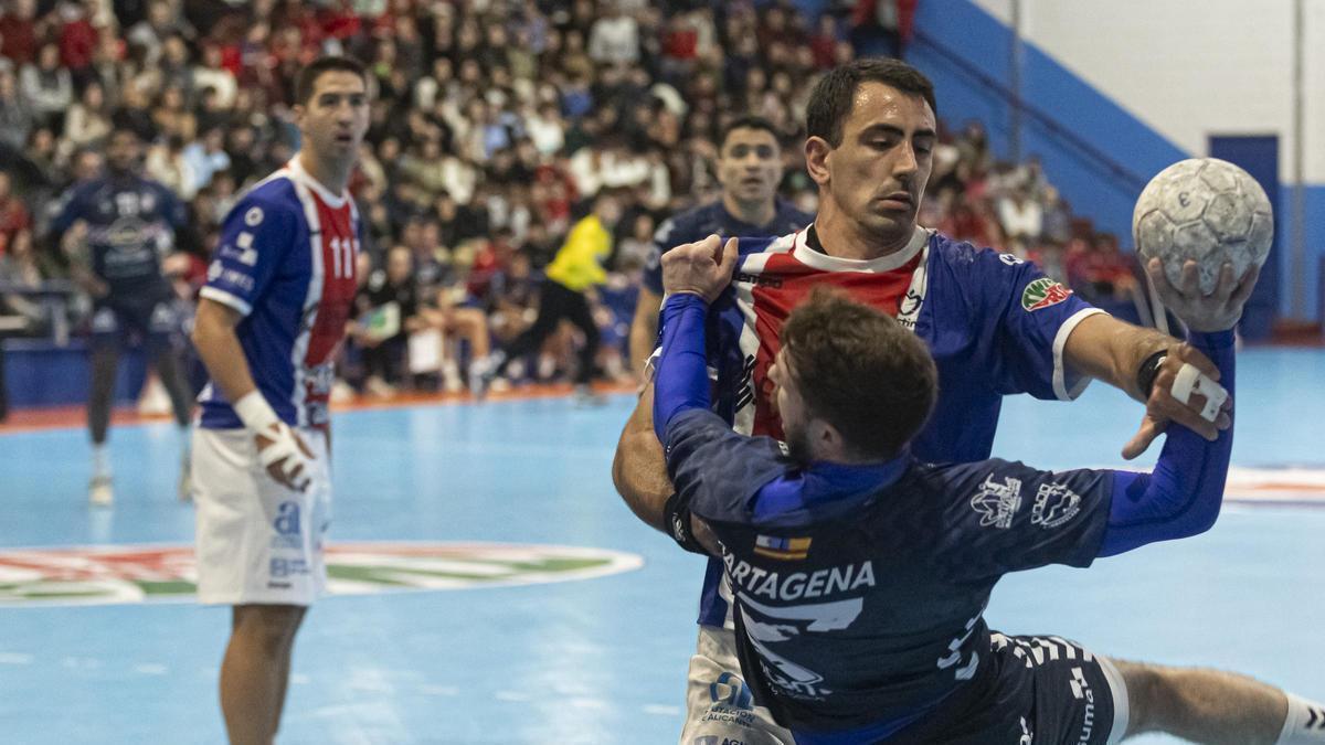 Jerónimo Cartagena intenta el lanzamiento desde el extremo durante el derbi con Agustinos en Alicante.