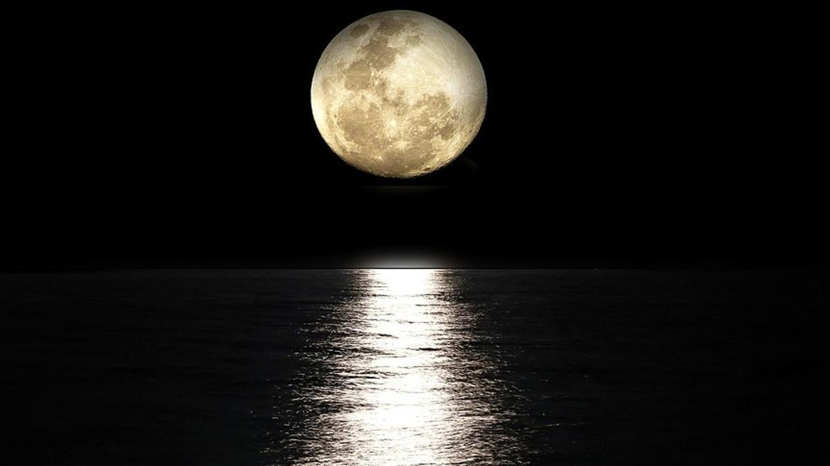 Luna llena reflejada en el mar
