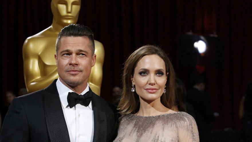 Brad Pitt con Angelina Jolie en los Oscar.