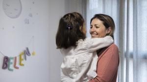 Ana Belén Rueda, expaciente de cáncer, junto a su hija.