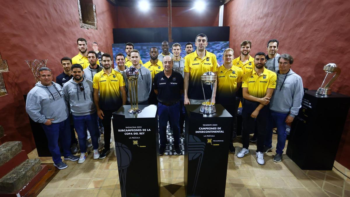 Jugadores y técnicos del Lenovo posan este miércoles junto al título de la Intercontinental y el subcampeonato de Copa del Rey.