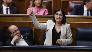 La ministra de Sanidad, Carolina Darias (d), junto al ministro de Cultura y Deportes, Miquel Iceta (i), durante la sesión de control al Gobierno celebrada este miércoles en el Congreso. 