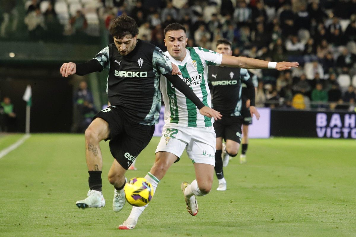 Gelabert intenta superar a Carlos Isaac en el Córdoba CF-Sporting de la pasada liga.