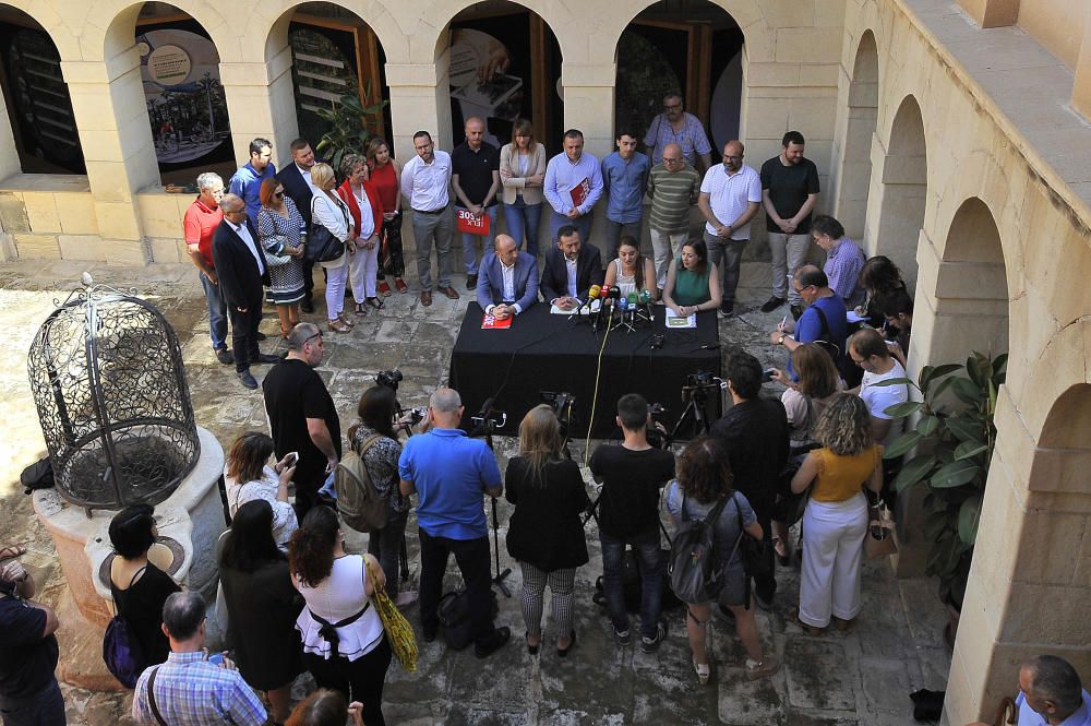 PSOE y Compromís sellan el pacto de gobierno de Elche en el claustro de San José