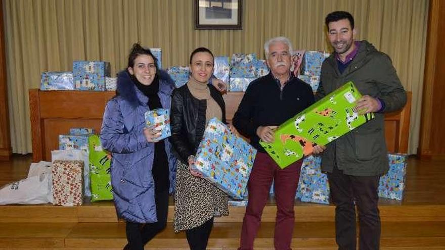 B. Toucedo, S. Cebreiro, R. Alonso y C. Augusto con los regalos. // D. P.