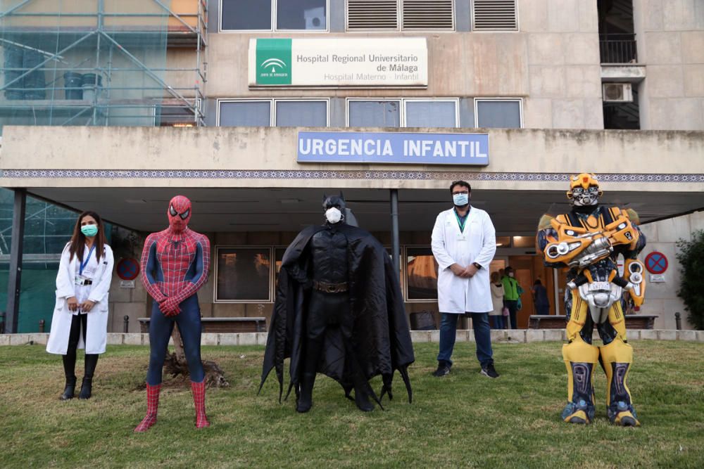 El Materno Infantil recibe la visita sorpresa de Spiderman