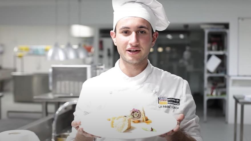 El cocinero Álvaro Sánchez López muestra su Paupiette de salmón rellena de langostinos, pasta fresca estampada y ‘beurre blanc’.