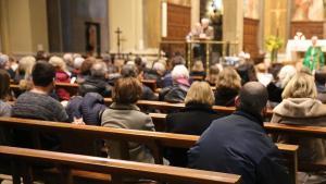 Feligreses durante la celebración de misa en una iglesia. 