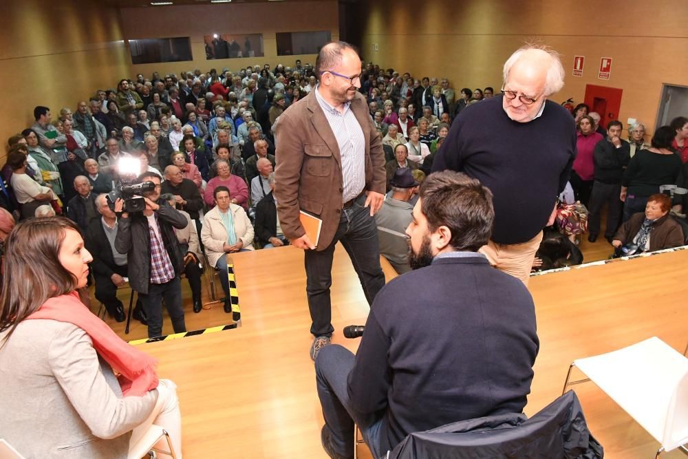 Asamblea de vecinos en el centro cívico de Eirís con Silvia Cameán y Xiao Varela