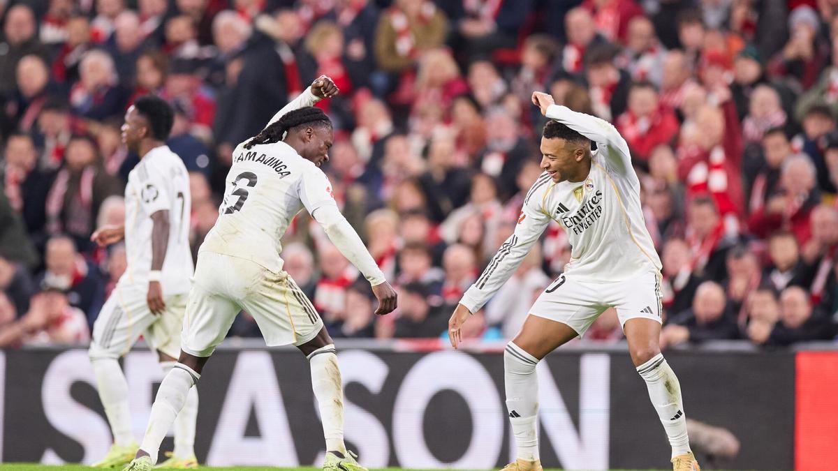Los jugadores del Real Madrid celebran el segundo gol en Bilbao.
