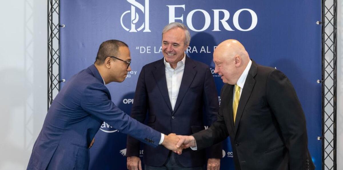 El responsable de CGE Internacional, Cui Can, saluda a Fernando Samper, presidente de Forestalia, en presencia del presidente del Gobierno de Aragón, Jorge Azcón.