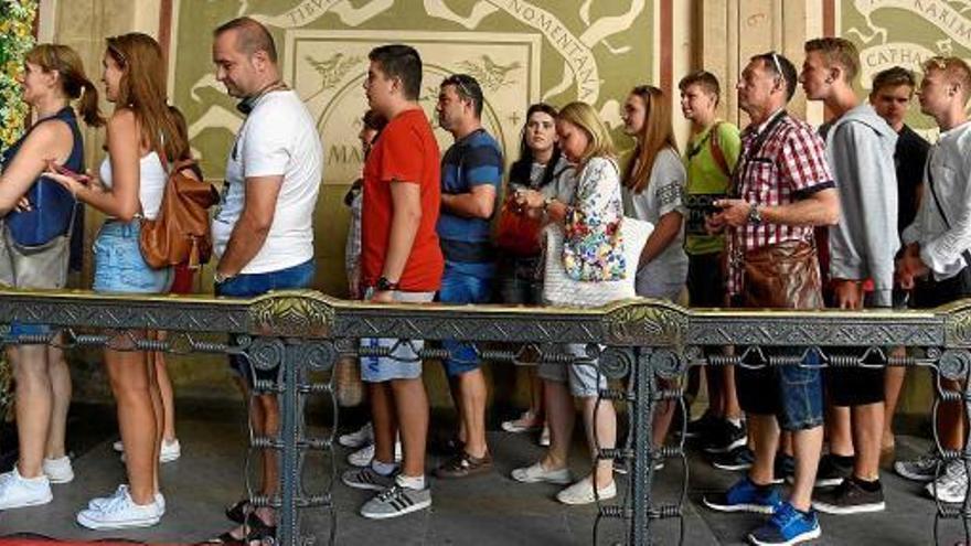 Turistes visitant l&#039;àrea del monestir de Montserrat