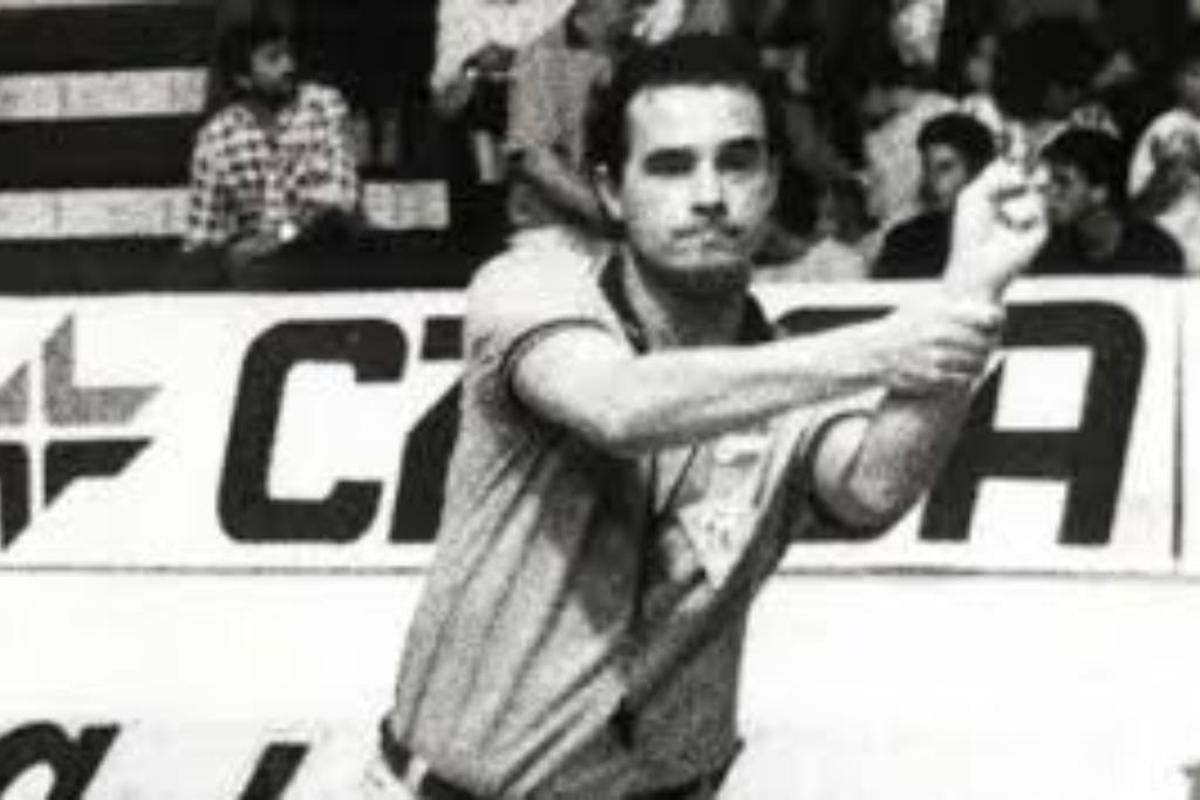 Arencibia señala falta en un partido en el Ríos Tejera.