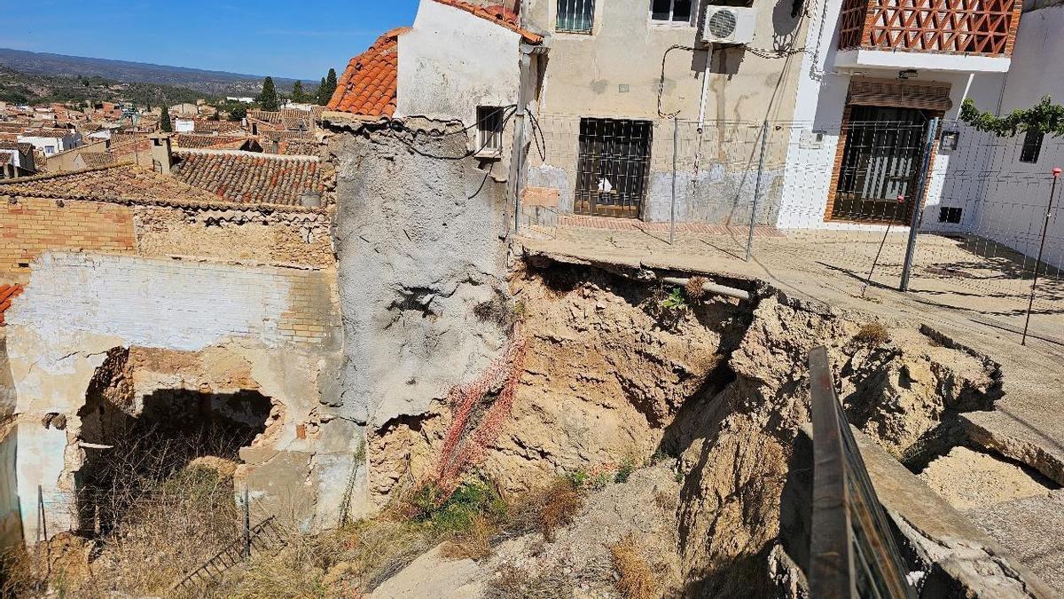 Talud desprendido y viviendas en la calle Cuevas de Navarrés.