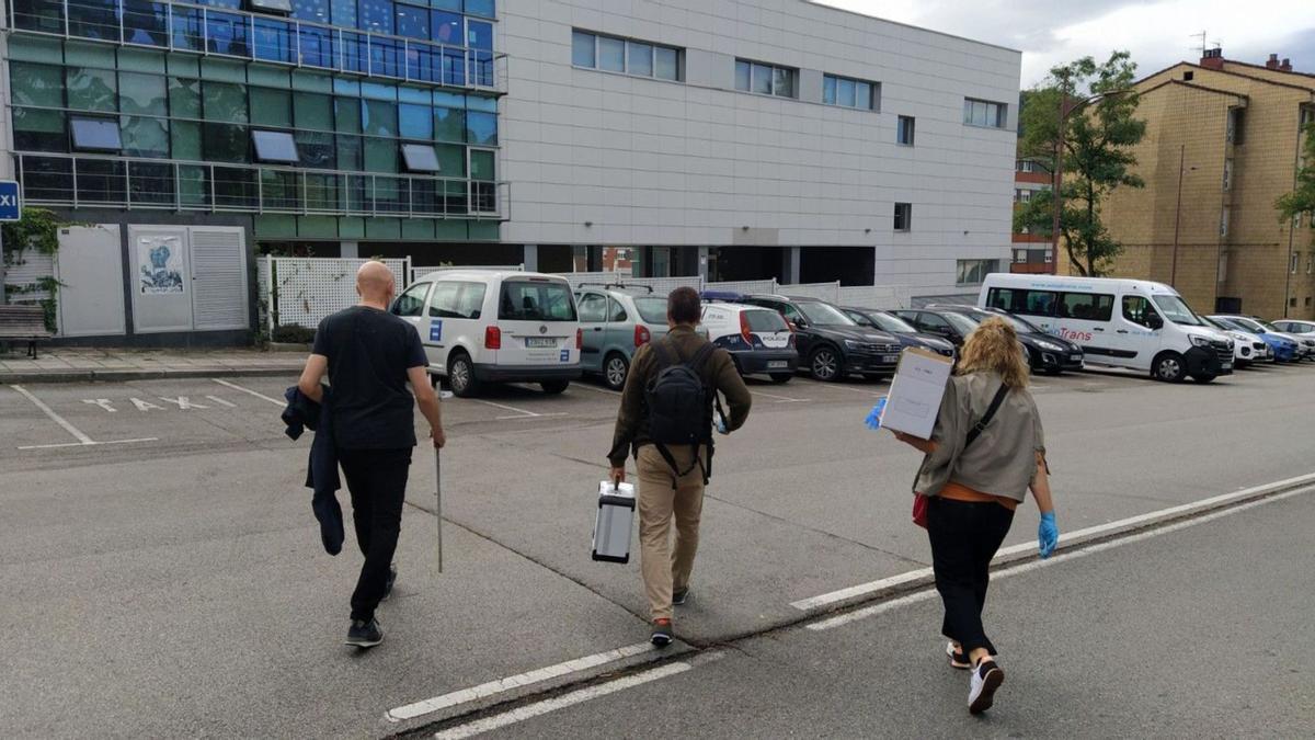 Policías salen del hospital valle del Nalón el día del suceso. | LNE