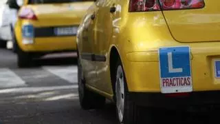 En estado crítico un hombre tras sufrir una parada cardiaca al volante de un coche de autoescuela en Canarias