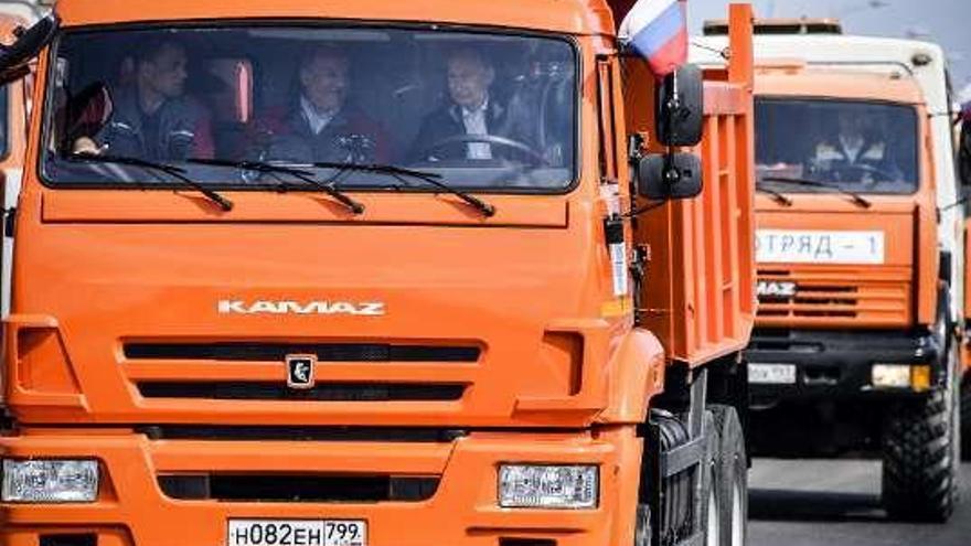 Putin, al volante de un camión para inaugurar el puente.