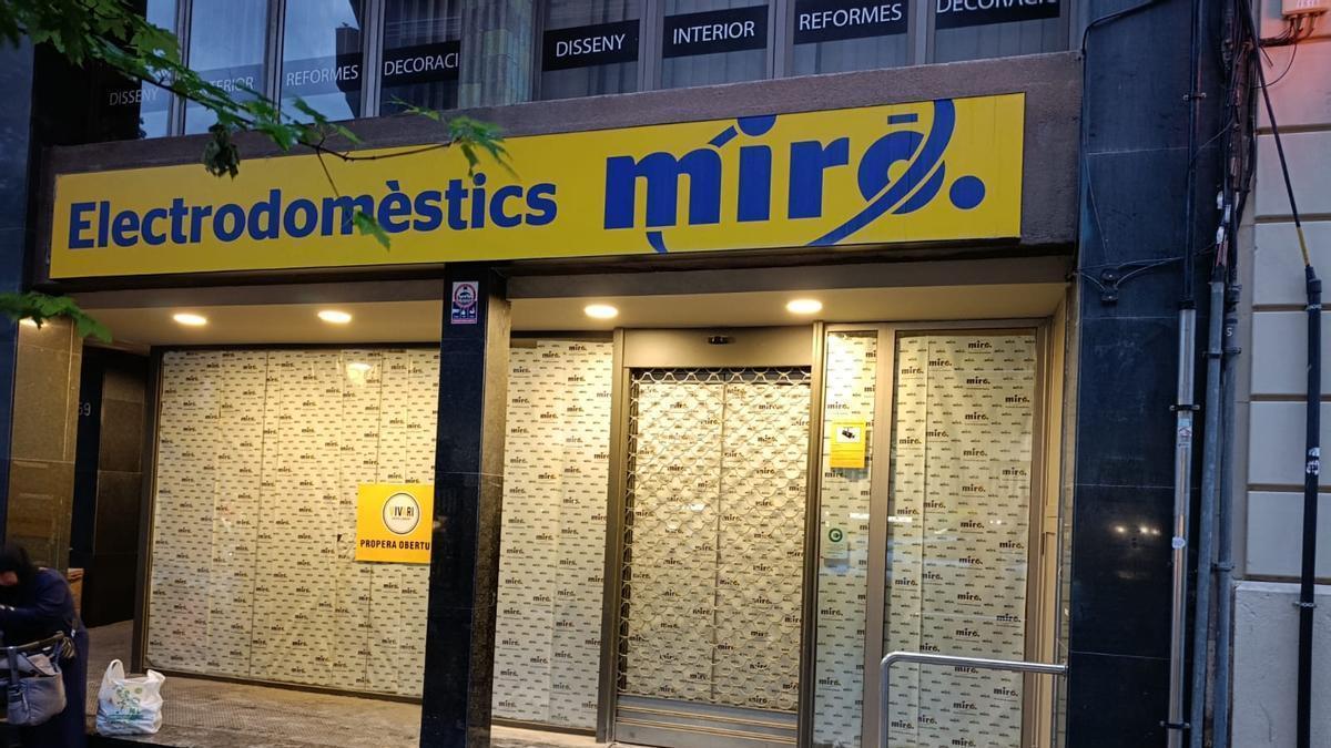 El local de la prolongació del Guimerà on s'anuncia l'obertura de Vivari