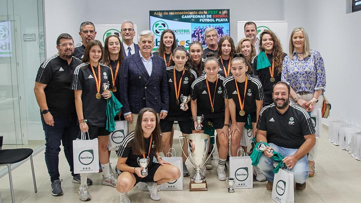 Foto de familia de las homenajeadas con representantes de la Federación e Iberitos.