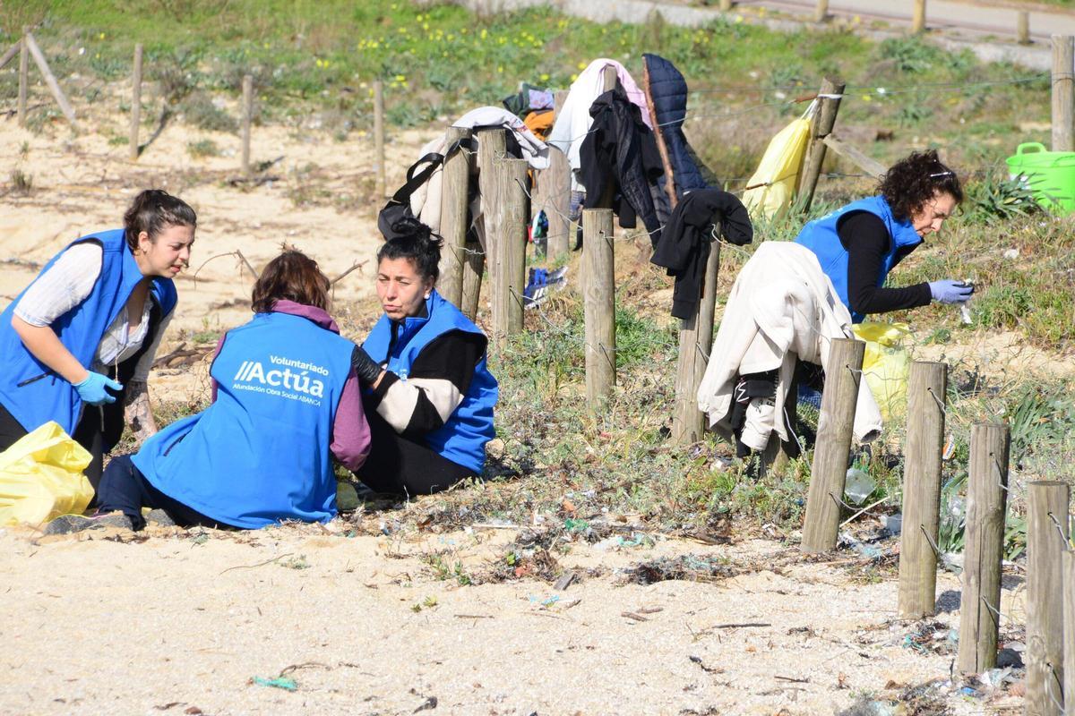 La limpieza de la playa de Area de Bon, en Bueu, en imágenes (I)