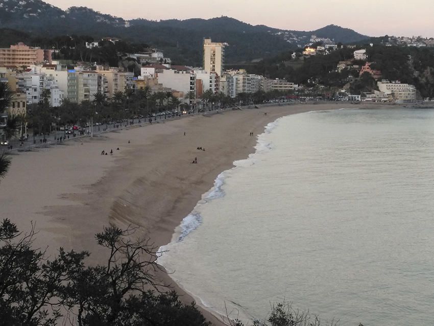 La Selva. Bonic capvespre des de Lloret de Mar (la Selva), on regna la mar plana i la bona temperatura.