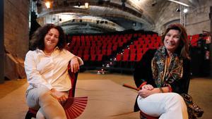 Un lugar singular. Maria Botey y Rosa García posan en el espacio teatral al que tantas veces acuden como espectadoras.