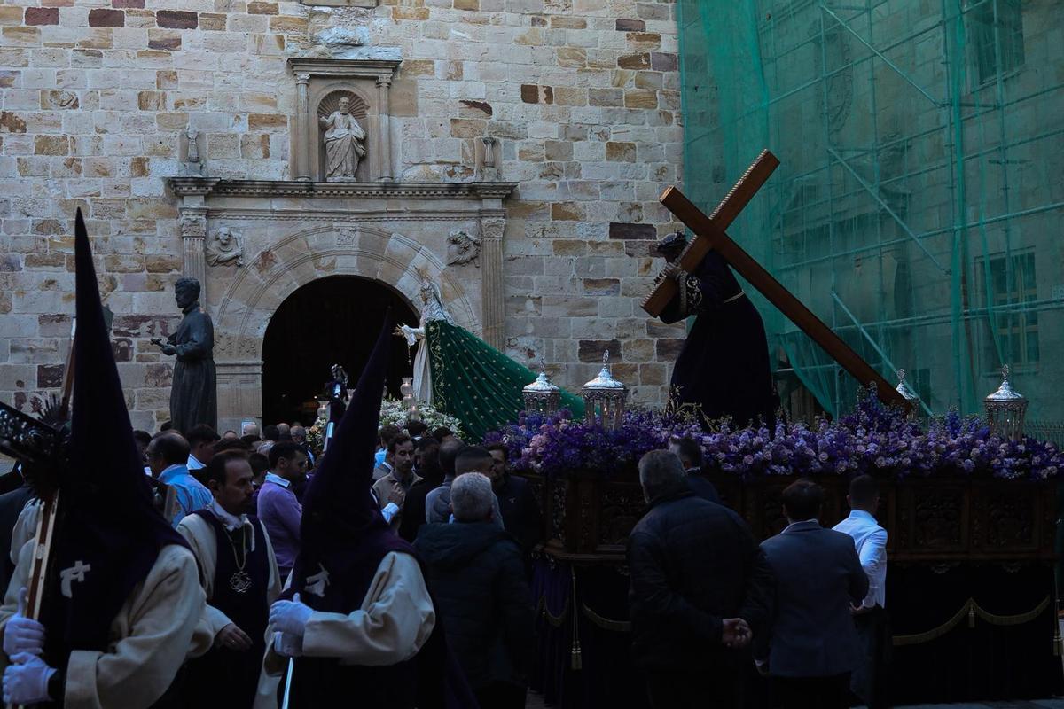 La procesión de Jesús del Via Crucis brilla modificando su recorrido habitual