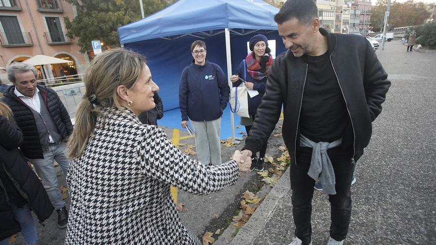 Míchel, Borja García i Toni Villa participen en un dels tallers del tràiler infermer de la Plaça Catalunya