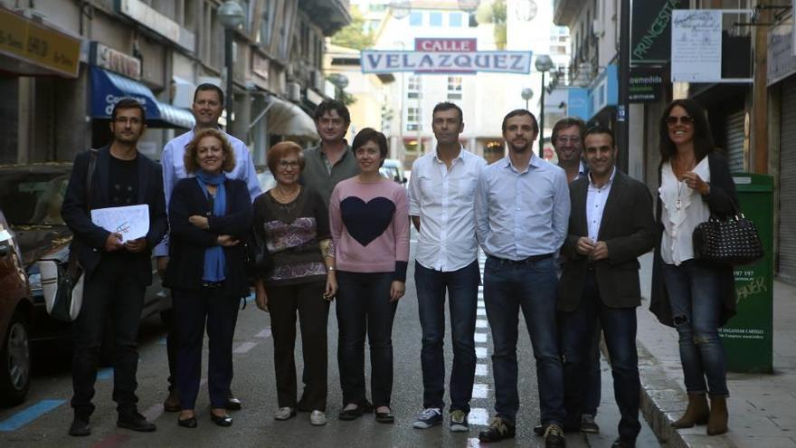 Representantes de los comerciantes y los vecinos de la calle Velázquez, ayer con los concejales de Movilidad y de Distrito Centro.