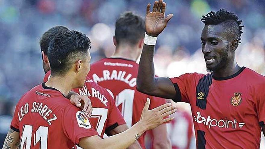 Lago felicita a Leo SuÃ¡rez por su gol en MÃ¡laga del pasado sÃ¡bado.